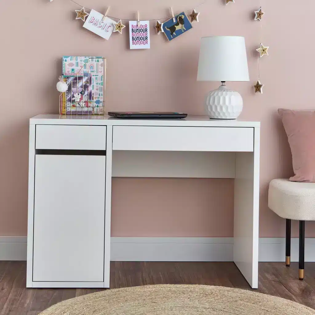 مكتب مودرن أبيض